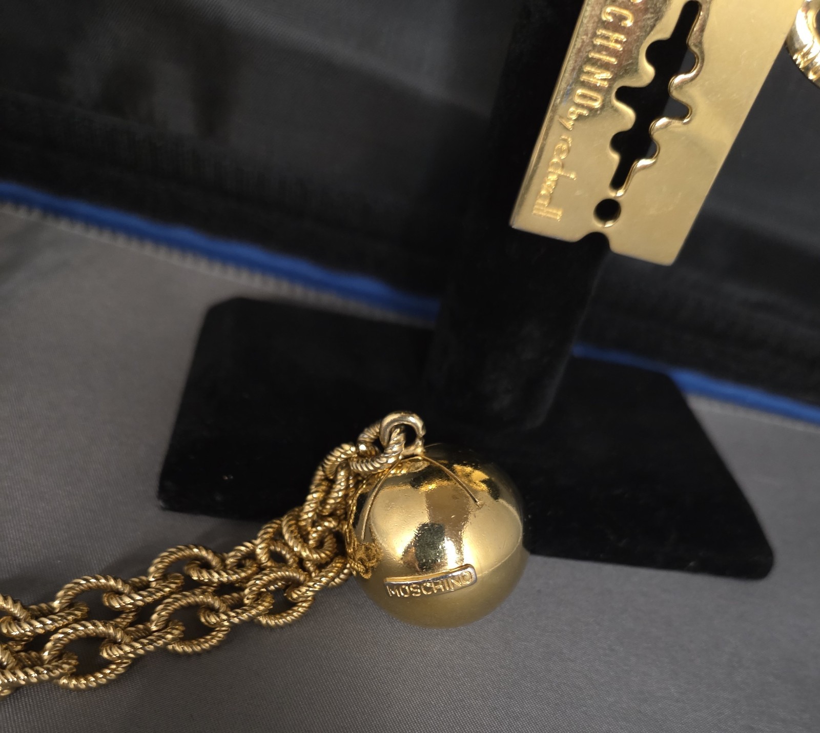 MOSCHINO By REDWALL GOLD CHARM BELT/ NECKLACE CHUNKY & BEAUTIFUL
