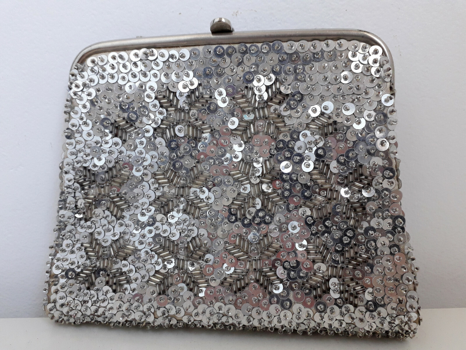 Vintage silver sequins small purse delicate chain handle woman evening retro bag