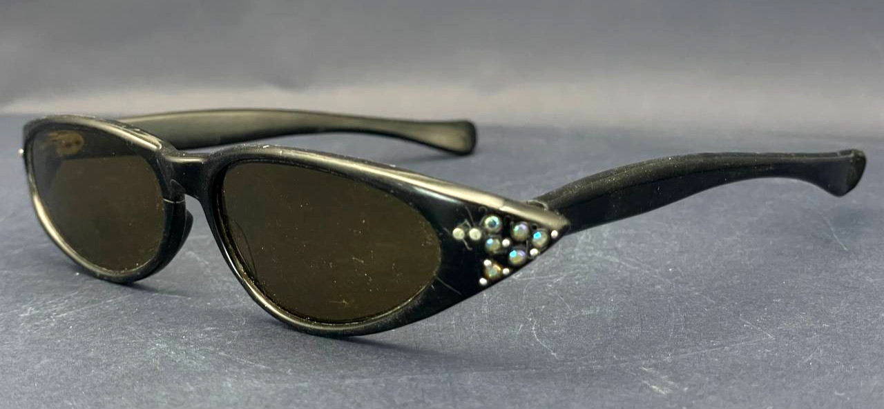 Vintage Y2K Black Oval Rhinestone Sunglasses Small Narrow Frame Women’s Retro