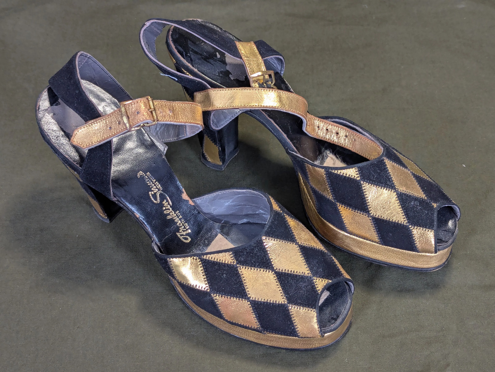 Vintage 1940s Gold & Black Peep Toe Sandals Shoes Heels Strap (Size 6 1/2 AA)