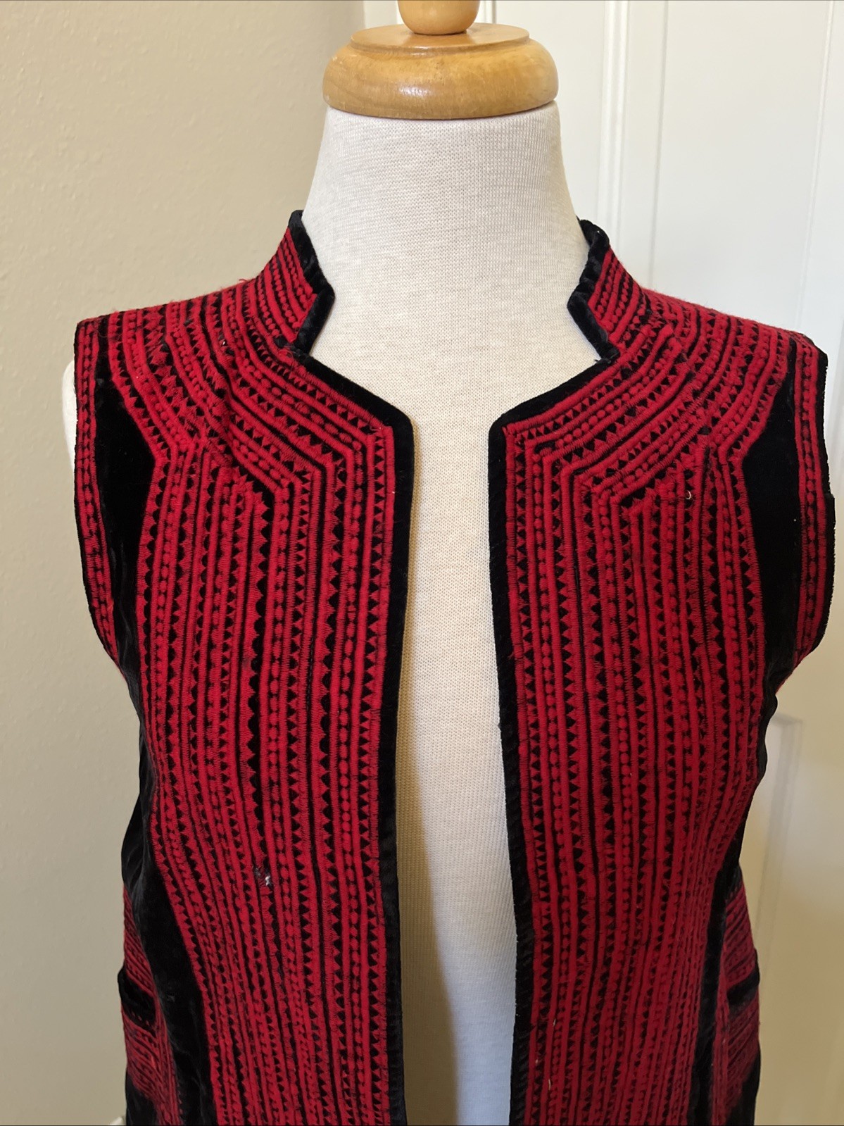 Vintage Palestinian Tatreez Velvet Vest – Mid-Century Long Couching Embroidered