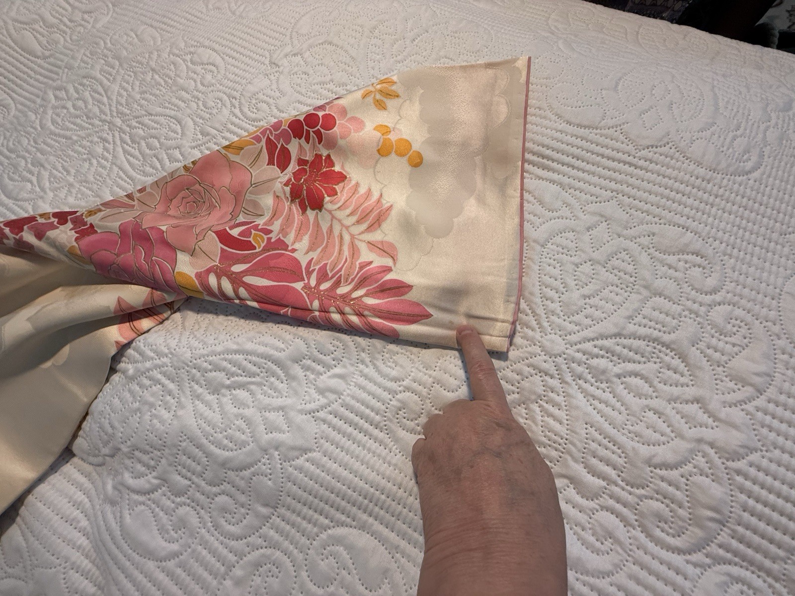 Vintage Handmade Womens Beige Embroidered Silk Floral Kimono Robe Pink & Yellow,