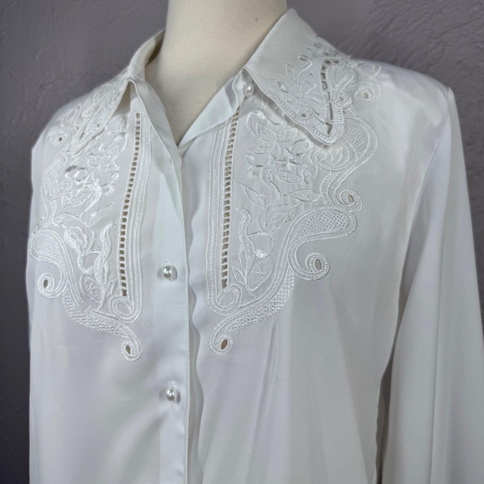 Vintage 80’s Women’s Medium White Button Long Sleeve Blouse Lace Pearl buttons