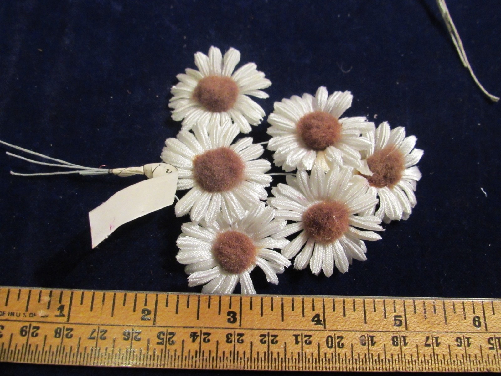 Vtg Millinery Flower 1 1/2″ White Daisy w/ Buff Tan pom center 2 Bunch Lot KR18b