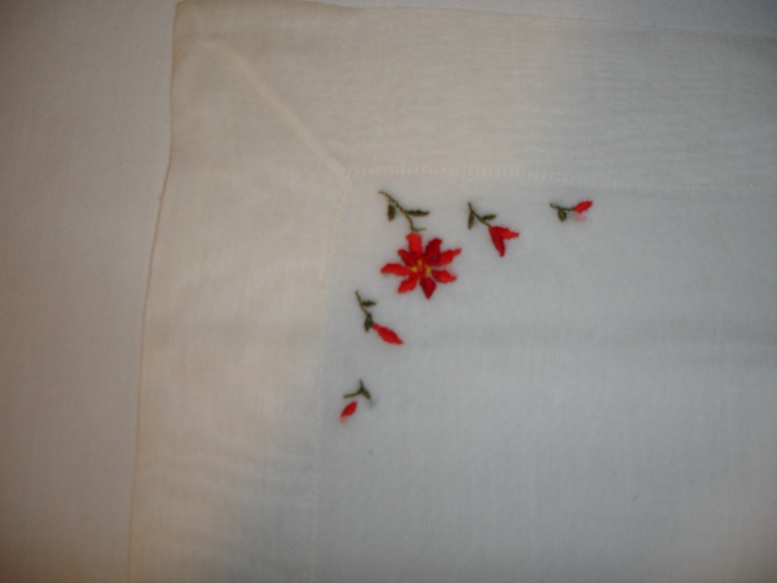 VTG.13 IN.WHITE SEMI SHEER CHRISTMAS HANKIE.POINSETTIAS,NO DAMAGE