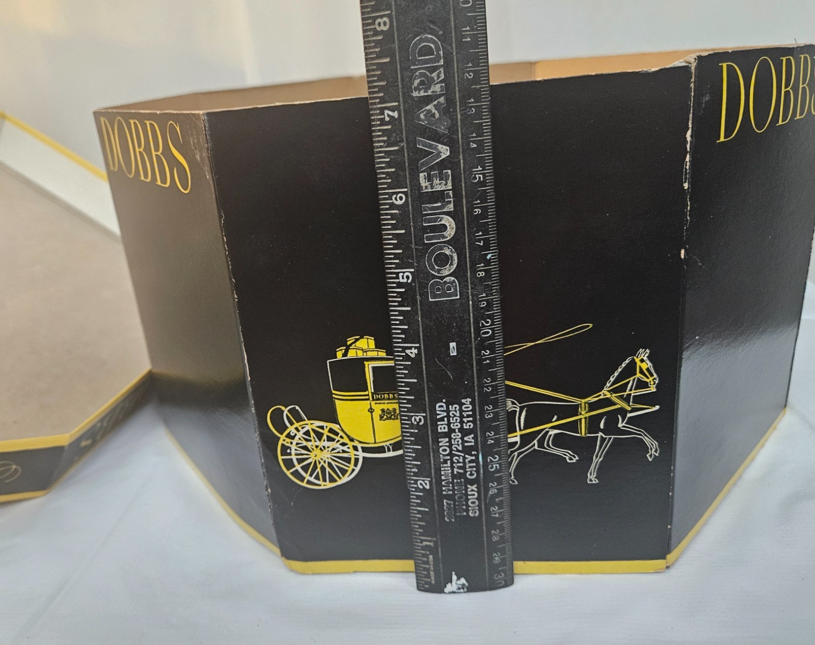 Vintage DOBBS Fifth Avenue EMPTY Hat Box in Good Condition 7″ x 13″ x 15″