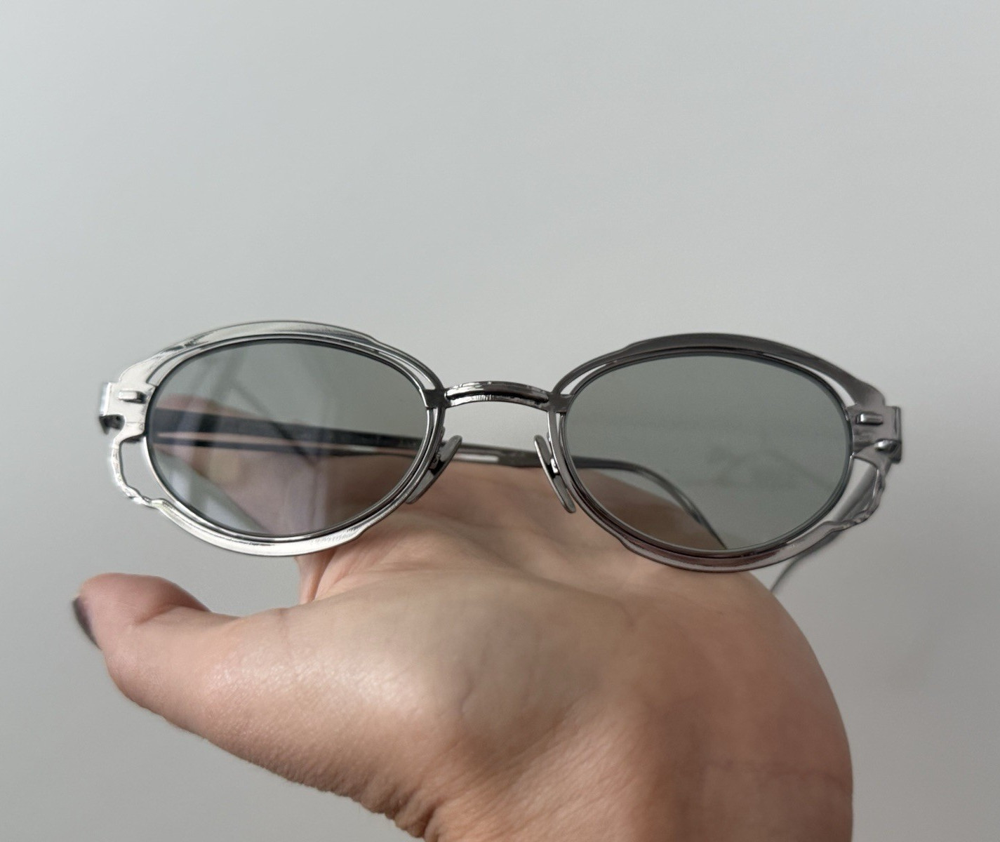 Oval Sunglasses Gray Tinted Lenses Silver Tone Metal Frame Adult – Kuboraum