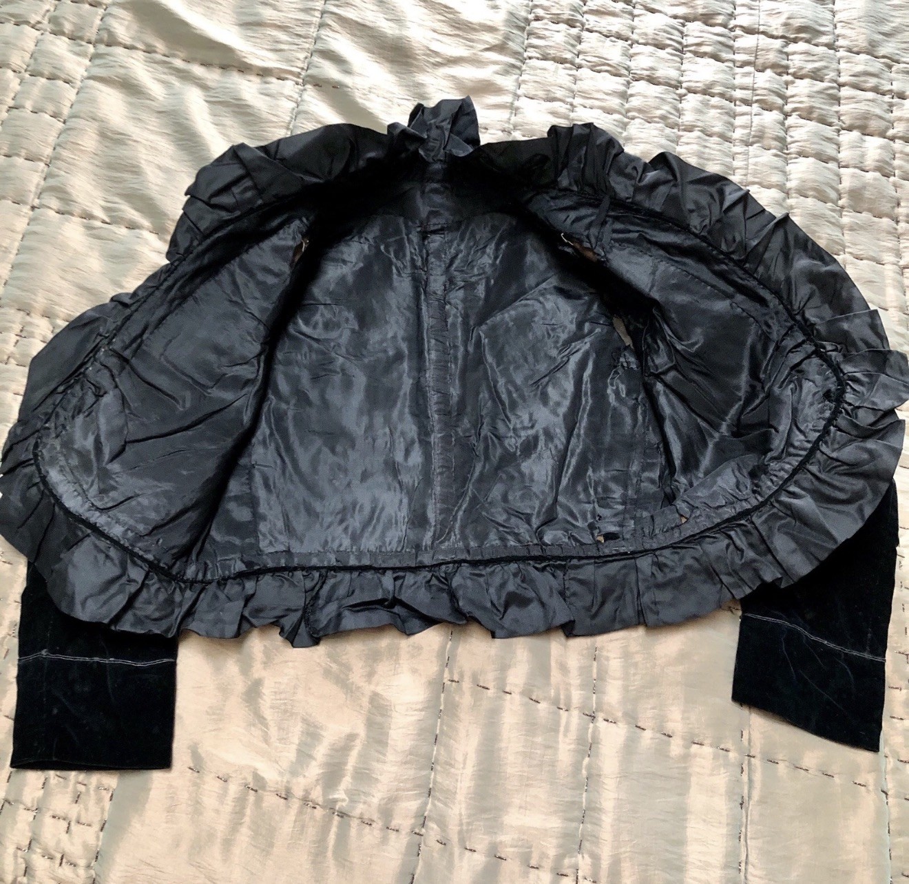 Antique VICTORIAN 1900s Blck Velvet GOTH QUEEN RUFFLED SILK Cord Appliqué Jacket