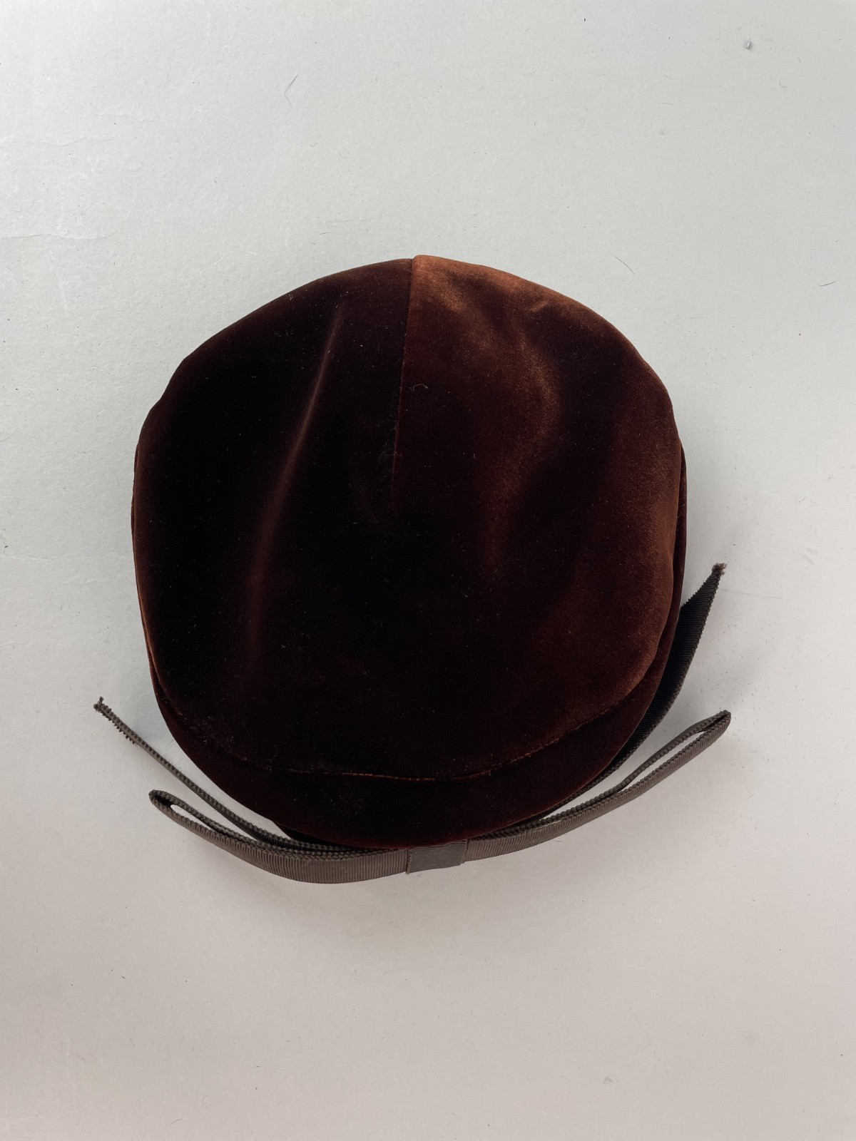 Vintage 40s The Emporium STUDIO OF AMERICA DESIGN velvet brown beret hat 22.5