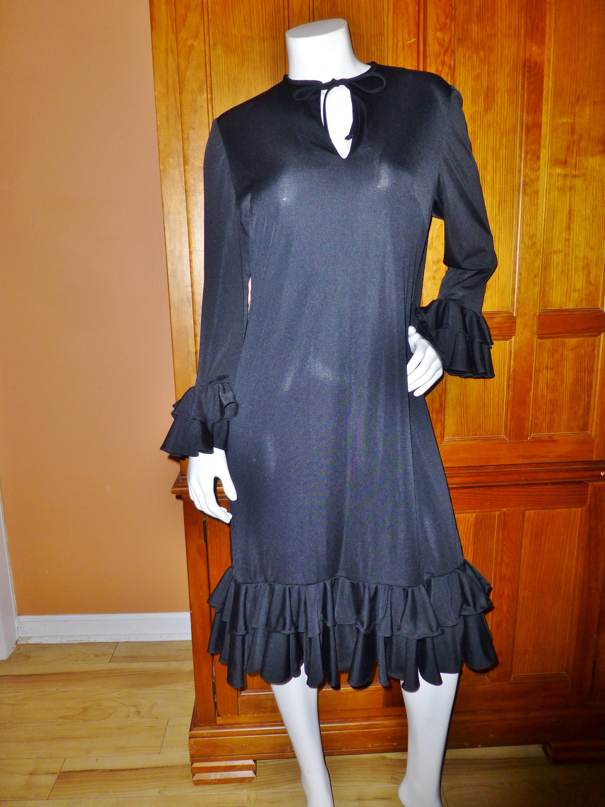 BARON PETERS Vtg 70s 80s Silky Jersey knit Ruffles Key Hole Cocktail Party DRESS