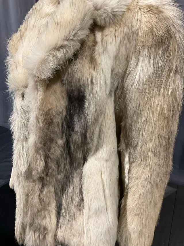 Vintage Womens Arctic Fox Fur Coat, White w/Brown Lining, approx 30 x 19 inches