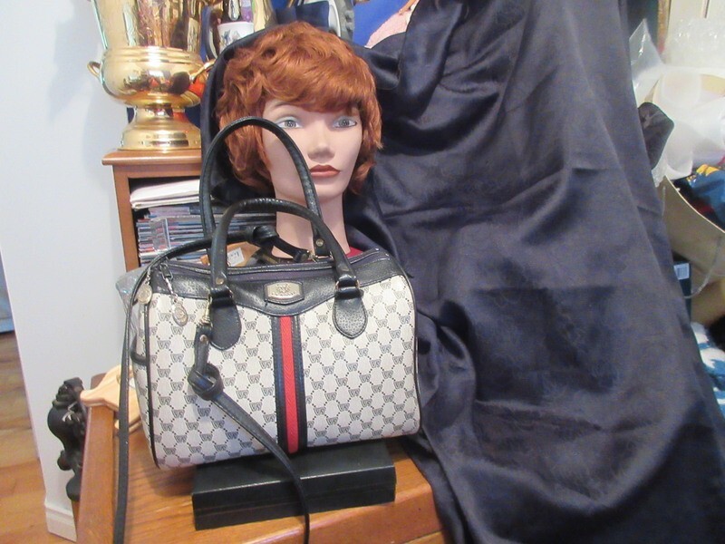 #22R bag purse Classic VR red black white size 11″ in length 7″ deep x 13.5″ in
