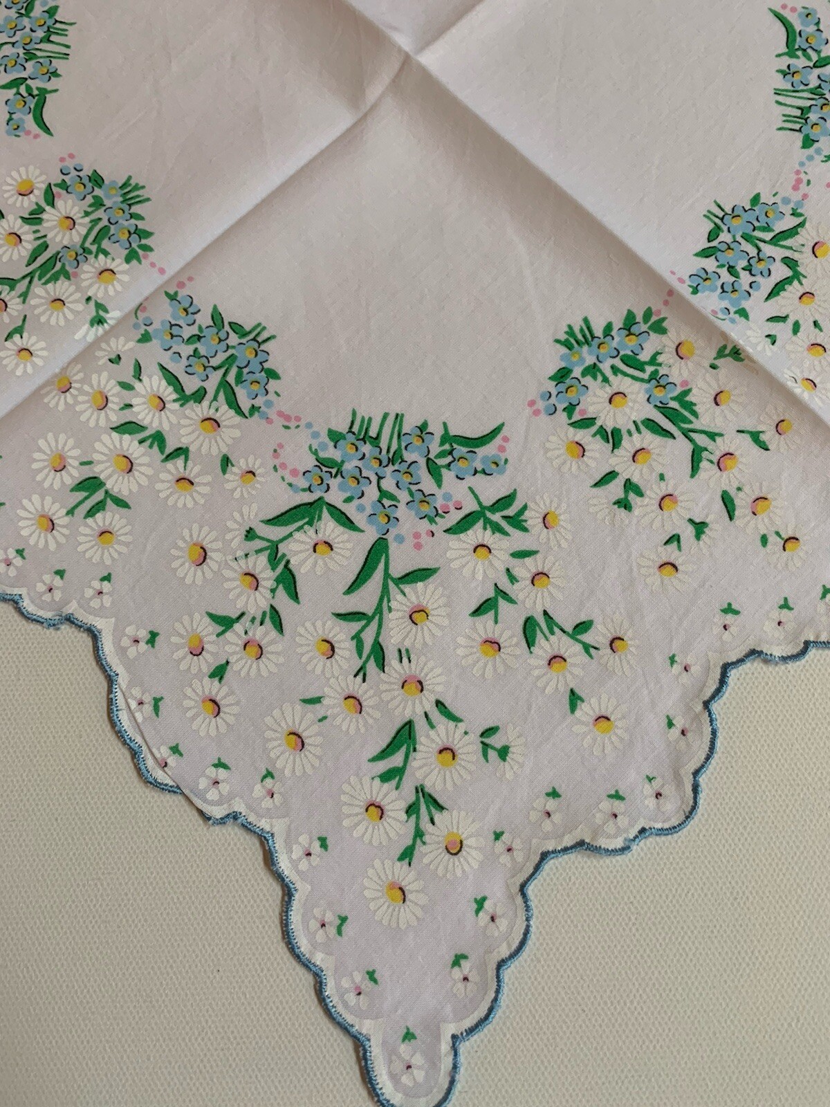 Charming New Daisies W Blue Trim Handkerchief ~ Scalloped Hem ~ LuRay Hankie!