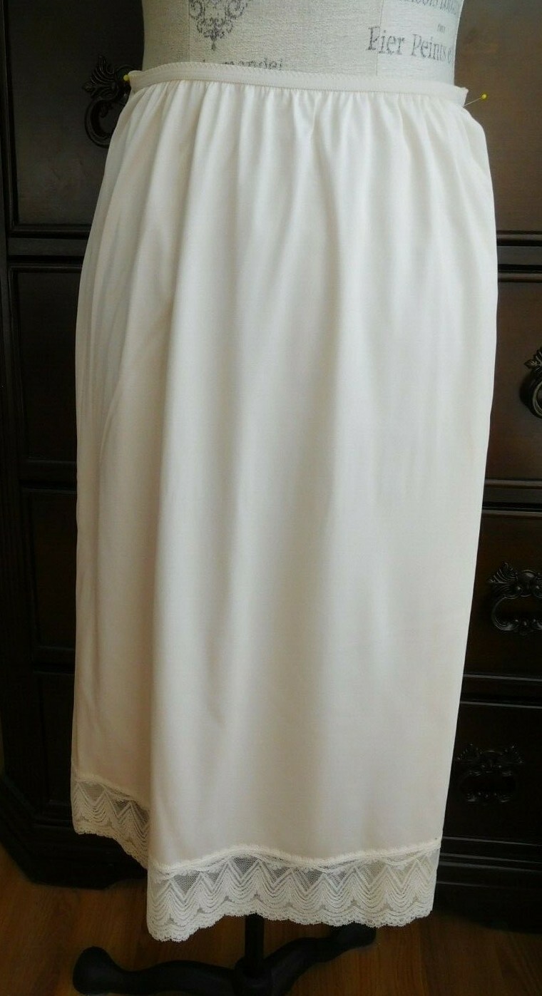 VINTAGE UNITED KINGDOM ST. MICHAEL WOMEN’S NYLON HALF SLIP SIZE 14-16 EXTRA LONG