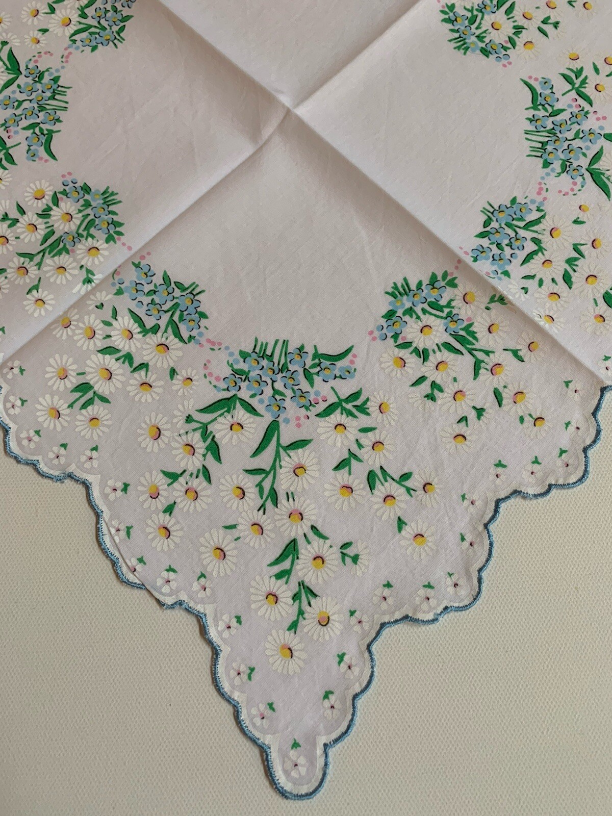 Charming New Daisies W Blue Trim Handkerchief ~ Scalloped Hem ~ LuRay Hankie!