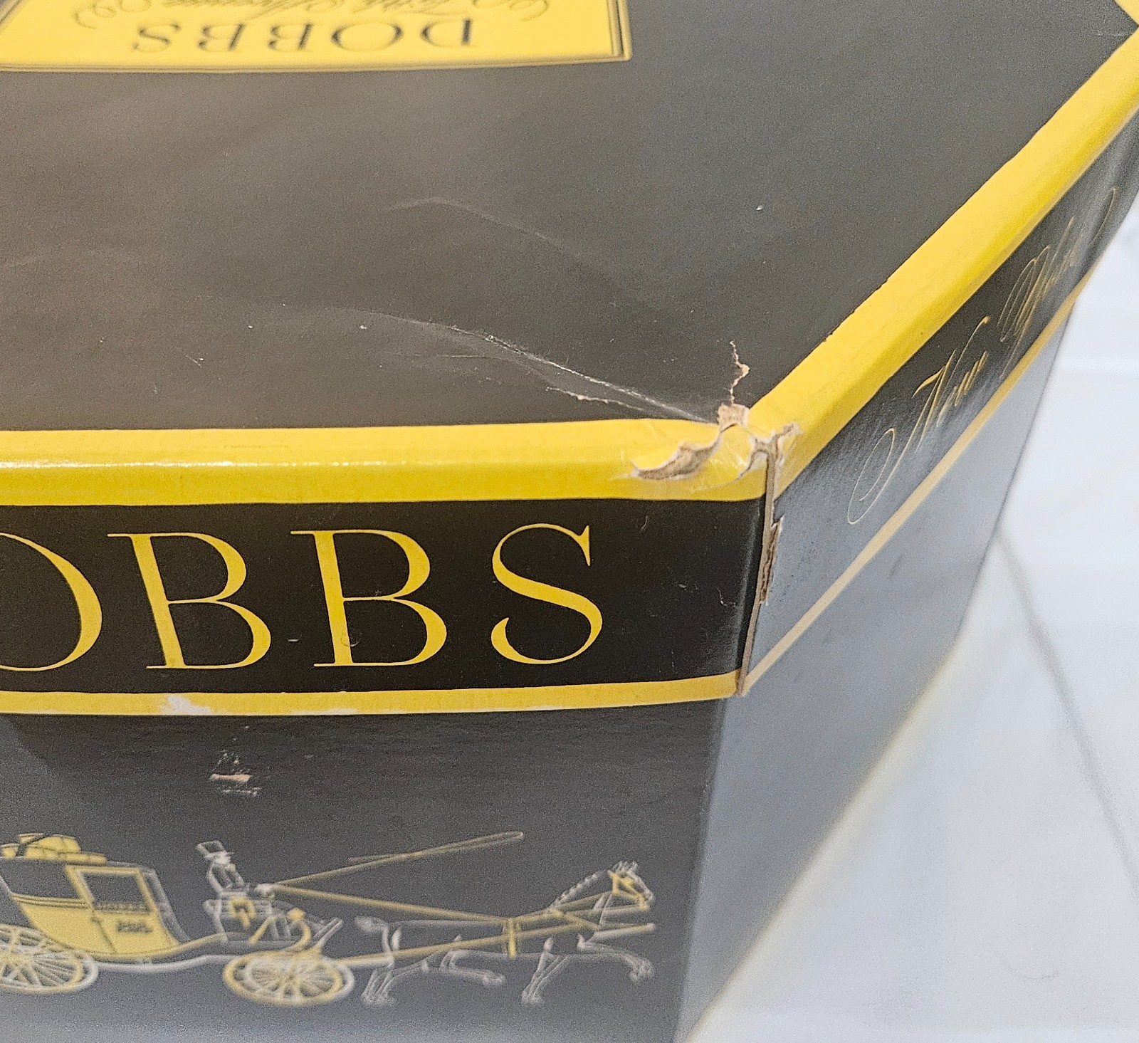 Vintage DOBBS Fifth Avenue EMPTY Hat Box in Good Condition 7″ x 13″ x 15″