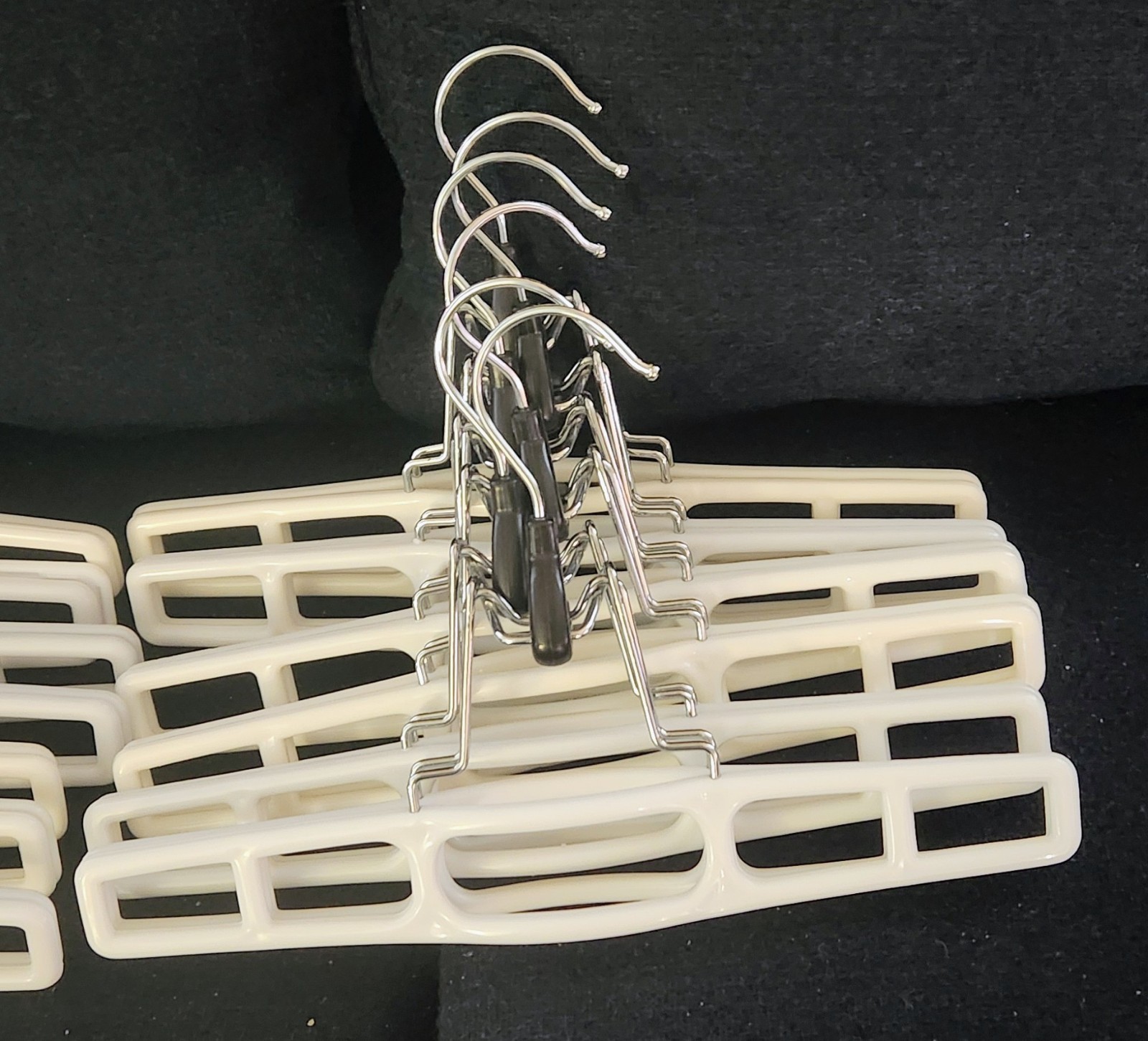 Lot Of 13 Plastic Pants/Skirts Clamp Hangers New