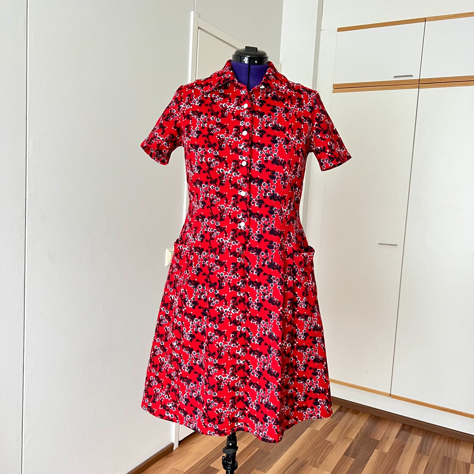 1970s Plus Size Floral Mod Shift Dress Button Front Twiggy Style GoGo Retro EU42