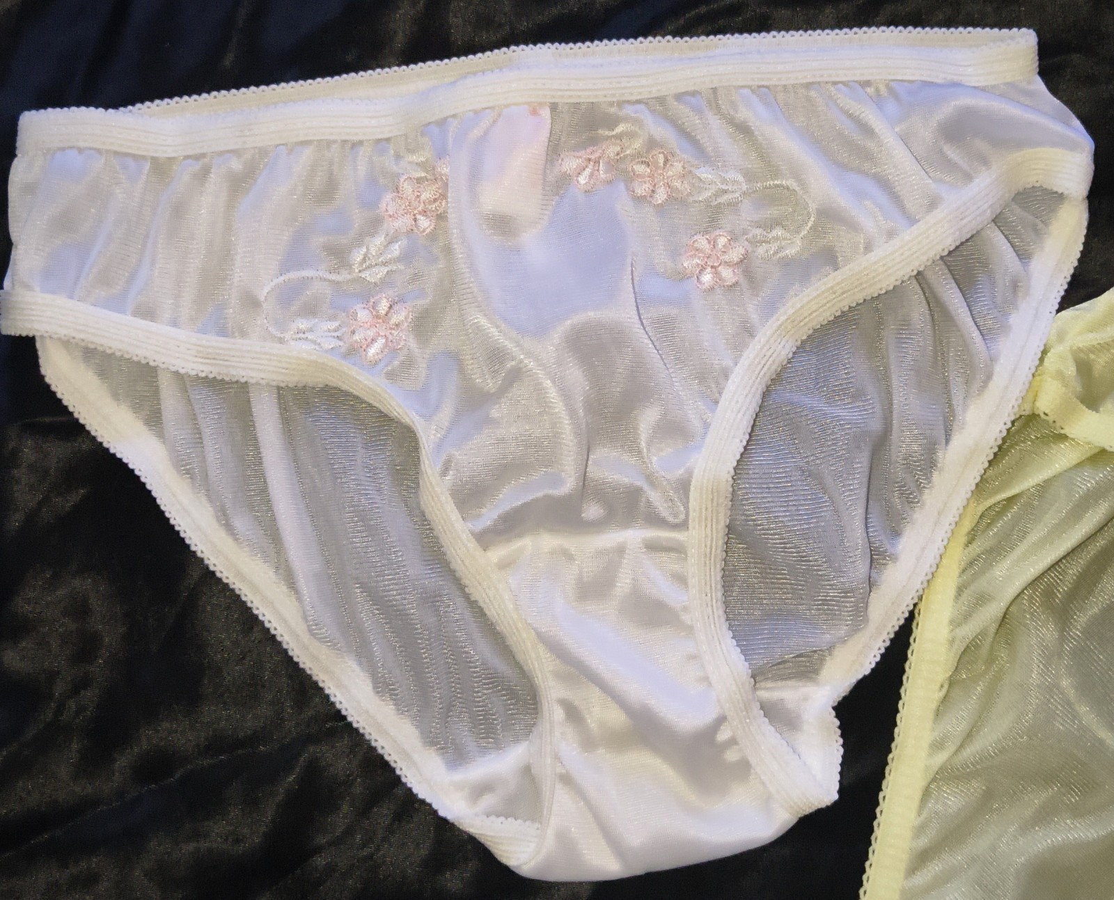 2 Pairs 70s Vintage Girl’s 100% Nylon Panties Delicate Floral Embroidery SMALL