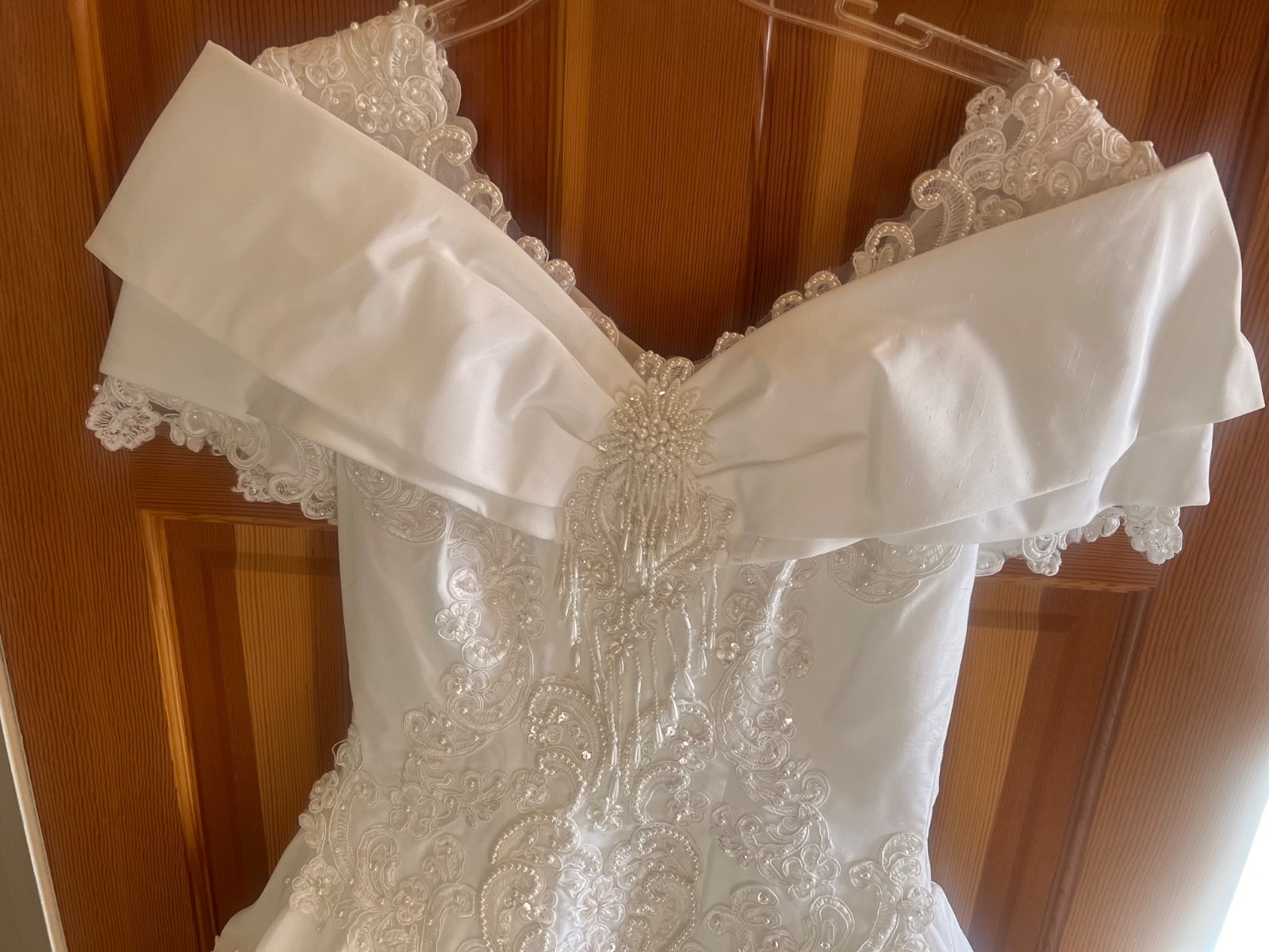 vintage wedding dress 1990’s. Beautiful beading. Excellent condition.