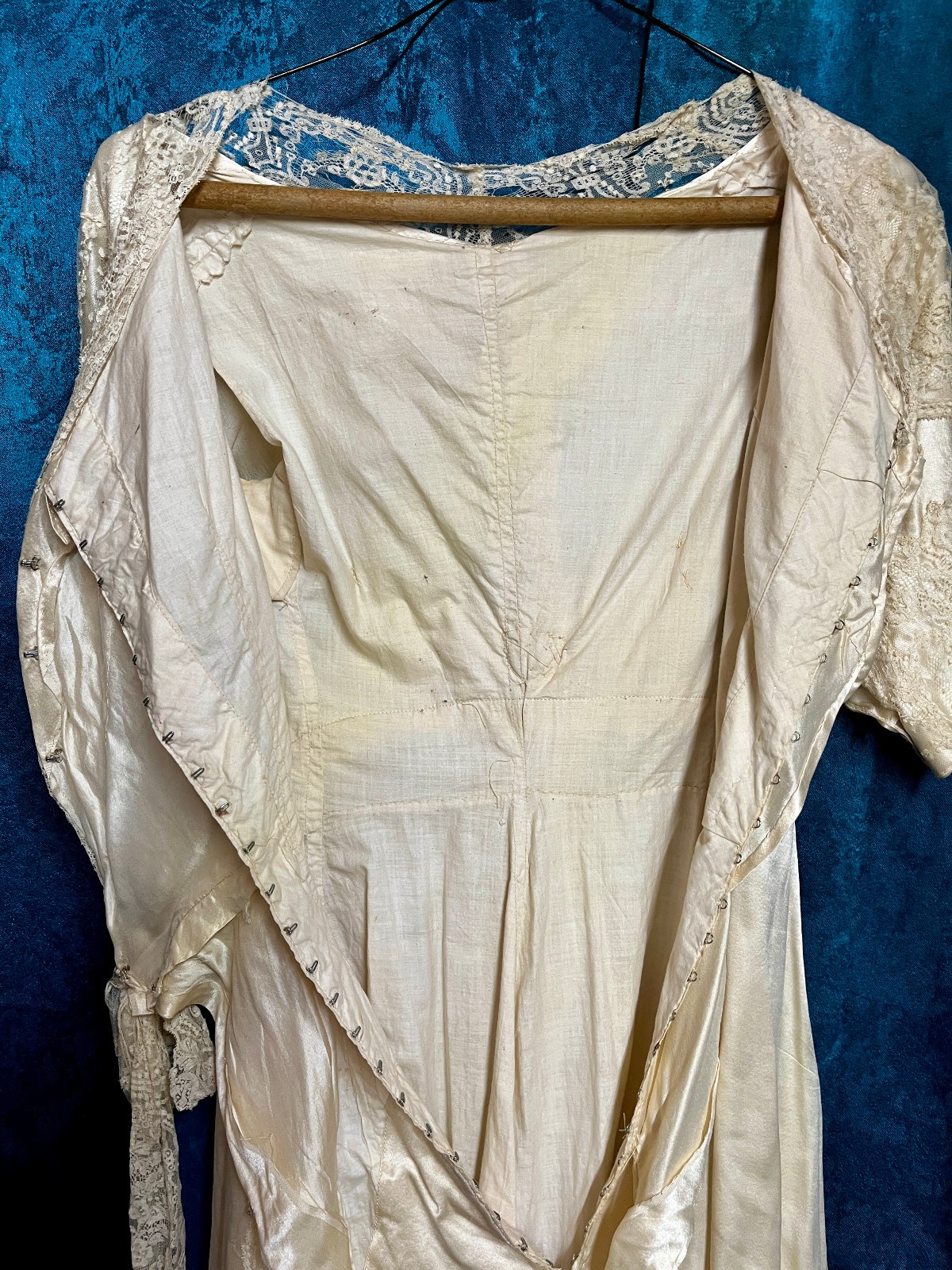 1920s Beautiful antique wedding dress – Great condition, ivory, satin, train