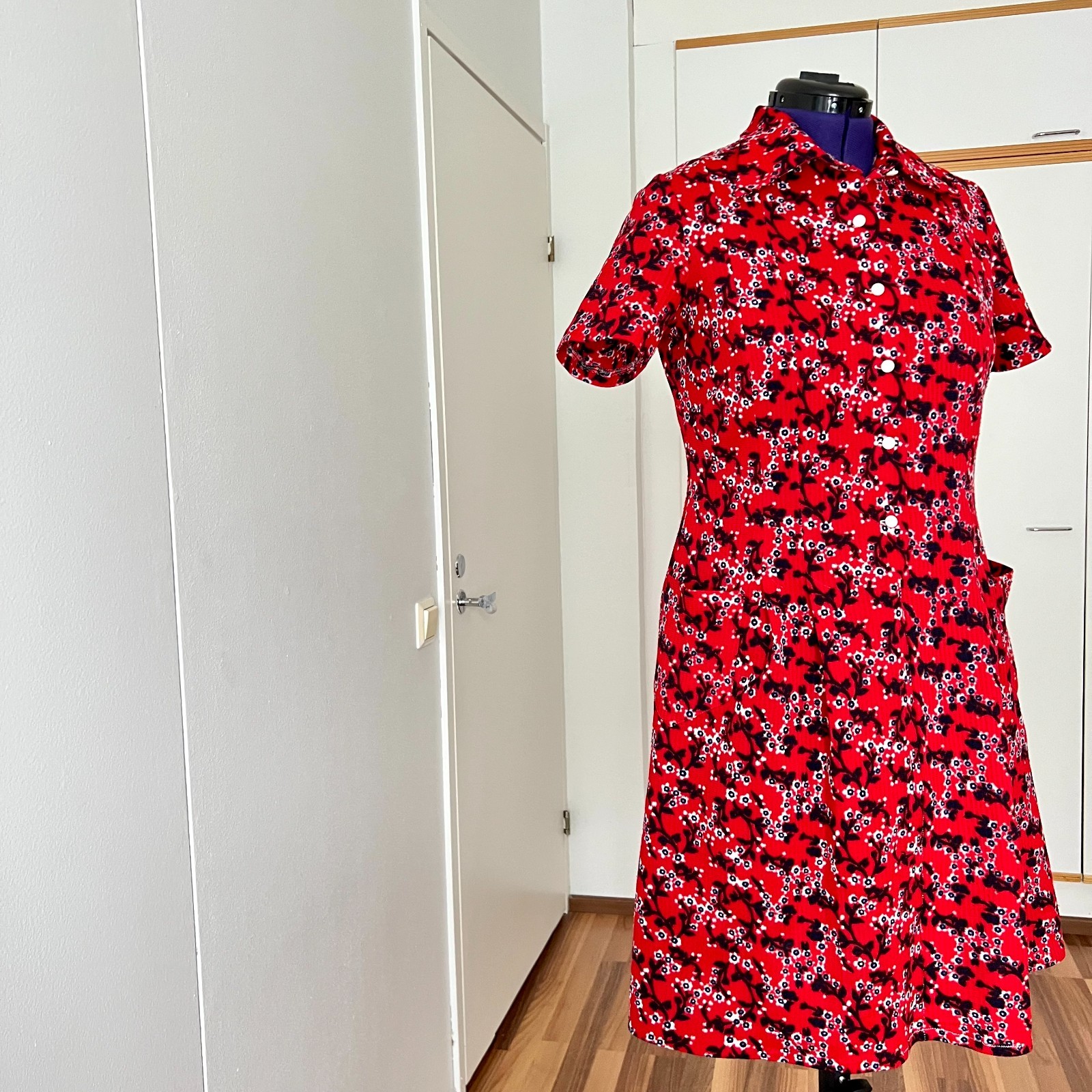 1970s Plus Size Floral Mod Shift Dress Button Front Twiggy Style GoGo Retro EU42