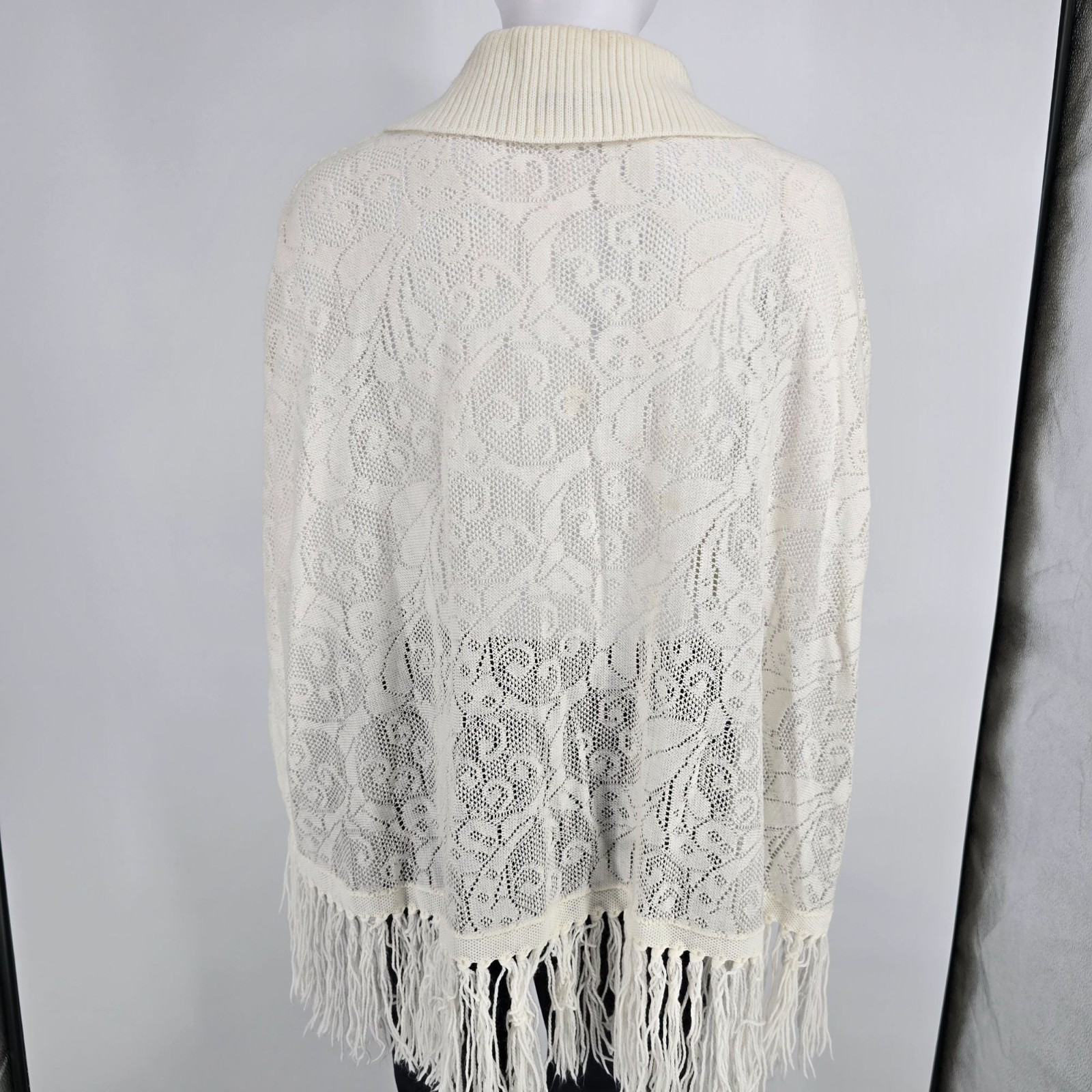Vintage 1970s Ben Goodman-Nethe Ivory Lace Knit Button-Front Arm Slit Cape (OS)