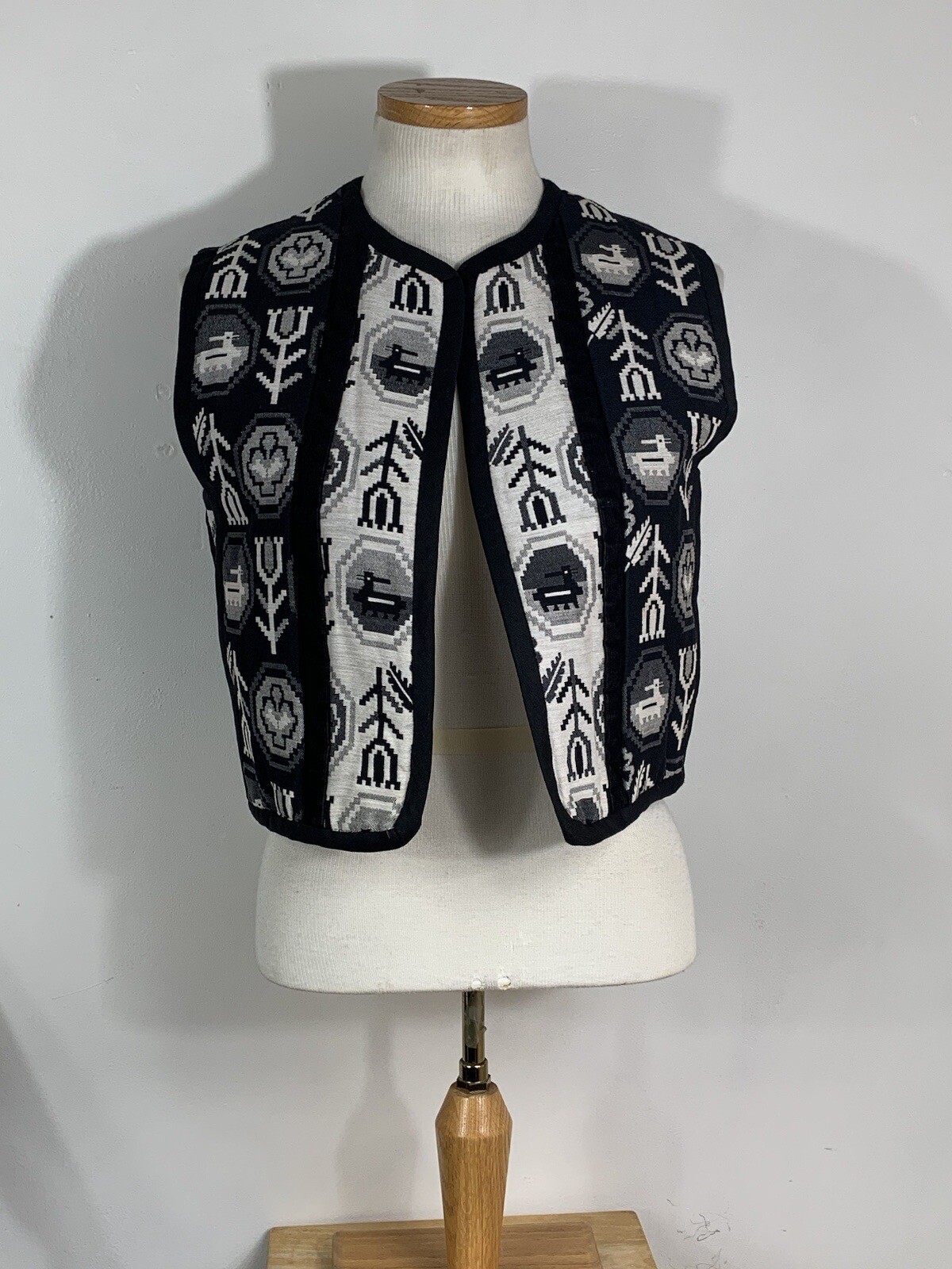 VTG 70s Tribal Vest Cool Funky Quilted Black White Aztec Small