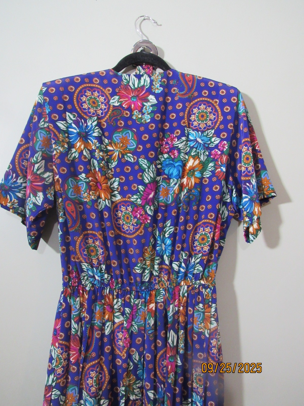 VTG. LESLIE FAY S/S PURPLE FLORAL PAISLEY PLEATED DRESS WITH BELT SIZE 12 VGUC