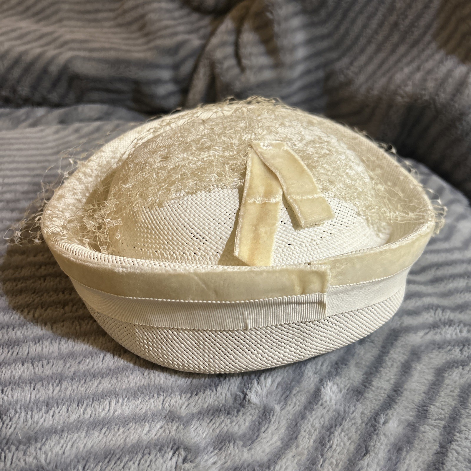 Vintage Off White Ladies Pillbox Hat W/Lace Netting