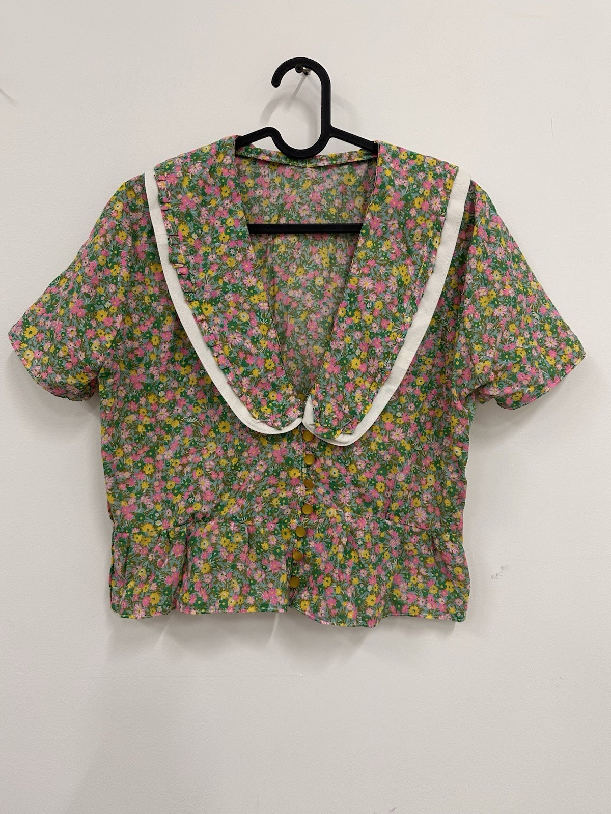 60s Vintage Women’s Multicolor Floral Collared Short Sleeve Blouse handmade
