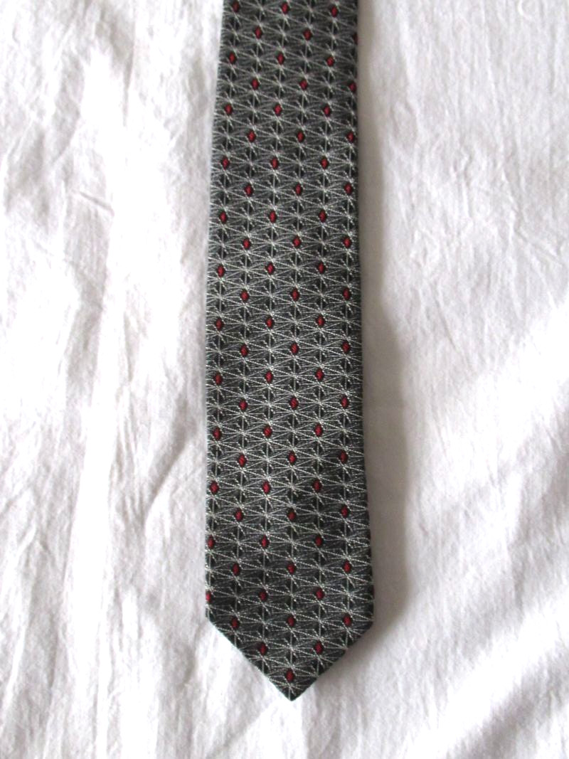 VTG 50’S 60’S BLACK TINY GREY RED PRINT RAYON ACETATE SKINNY NECK TIE 1.75 X 52
