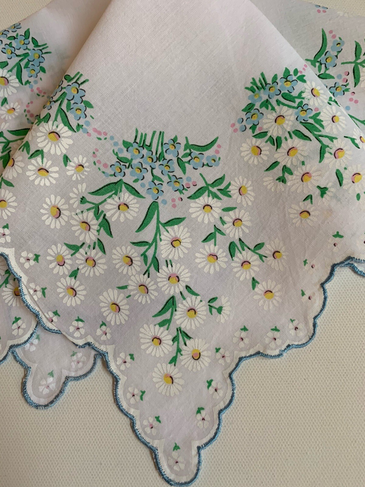 Charming New Daisies W Blue Trim Handkerchief ~ Scalloped Hem ~ LuRay Hankie!