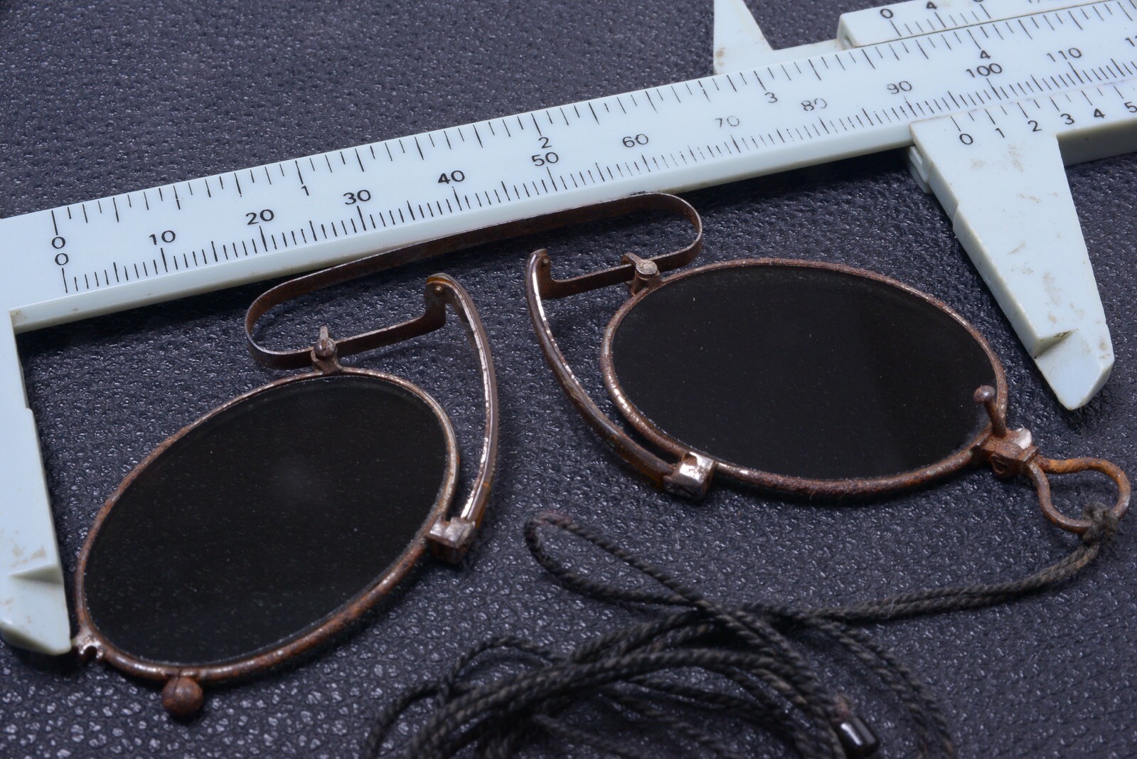 ✅ ANTIQUE PINCH, PINCE NEZ NOSE GRAY SUN GLASSES SPECTACLES +- 1890