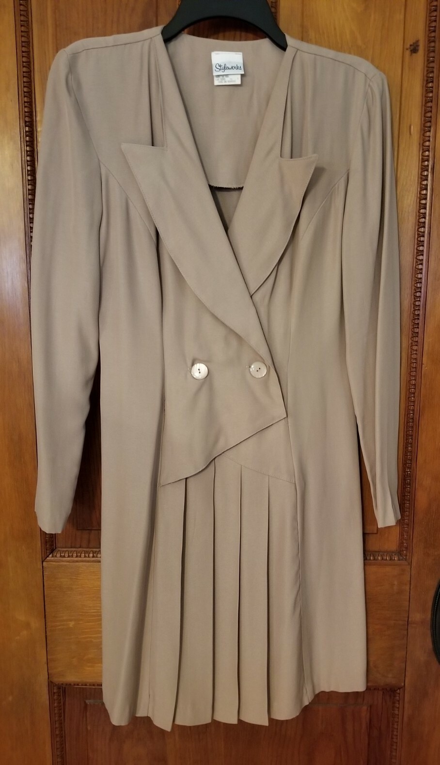 Vintage 1980s? Size 4 Tailored Double Breasted Acetate/Rayon Taupe Stylish Dress