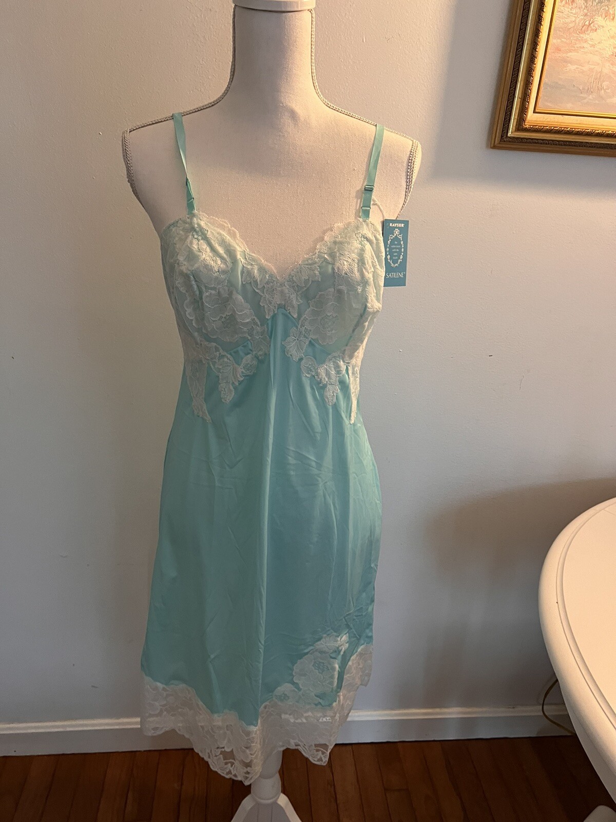 VTG KAYSER Silky & Smooth NYLON Baby Bleu FLORAL LACE Size 36 . New With Tags