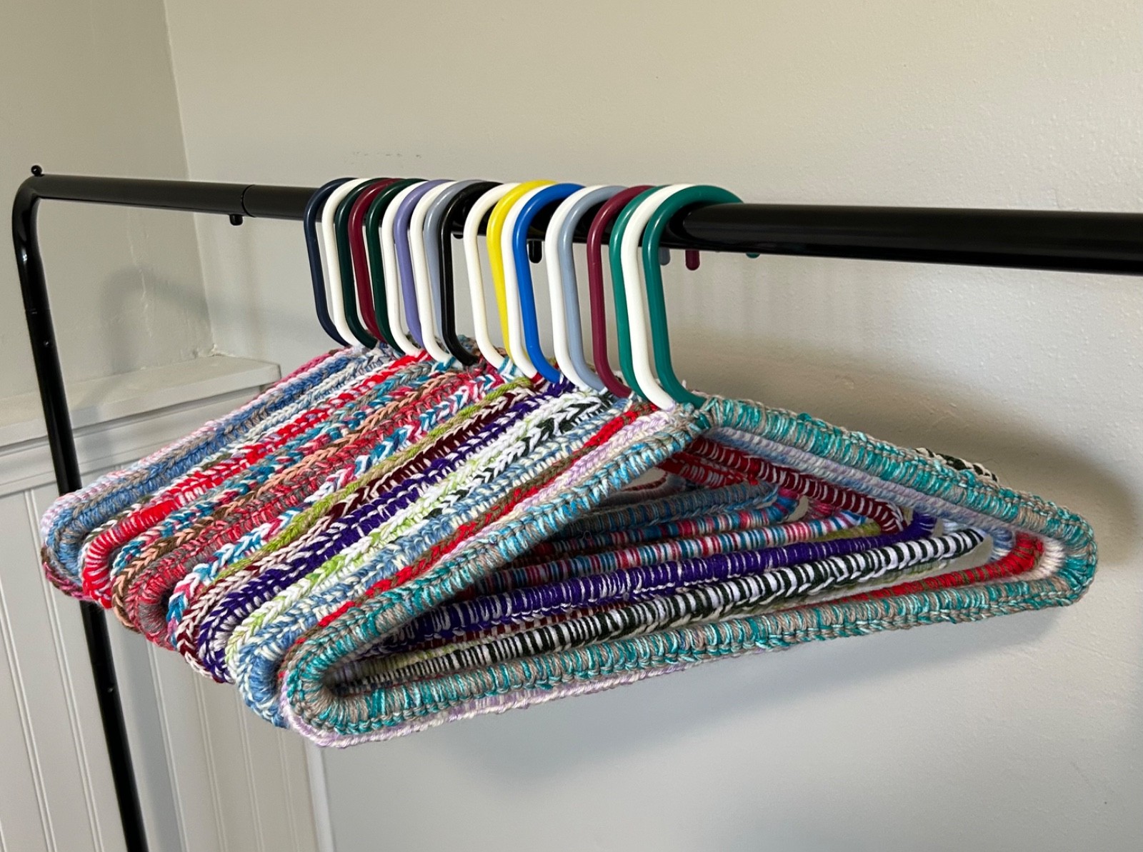 🧶Lot of 20 Vintage Retro Crochet Yarn Plastic Clothing Coat Hangers Granny Core