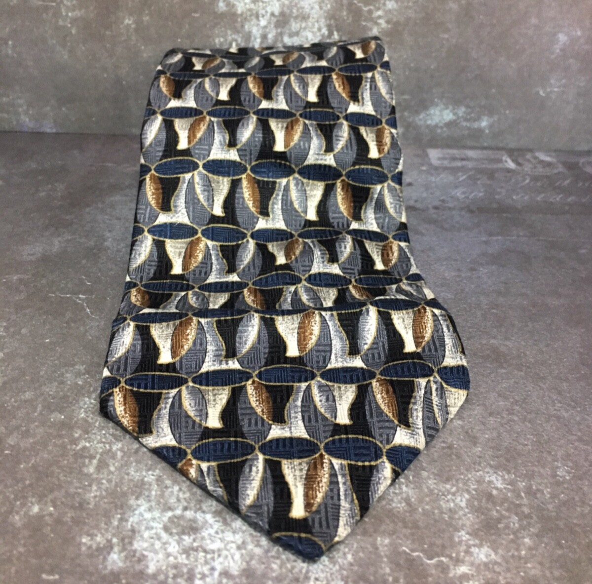 Harvé Benard Blue Geometric Vintage 100% Silk Neck Tie