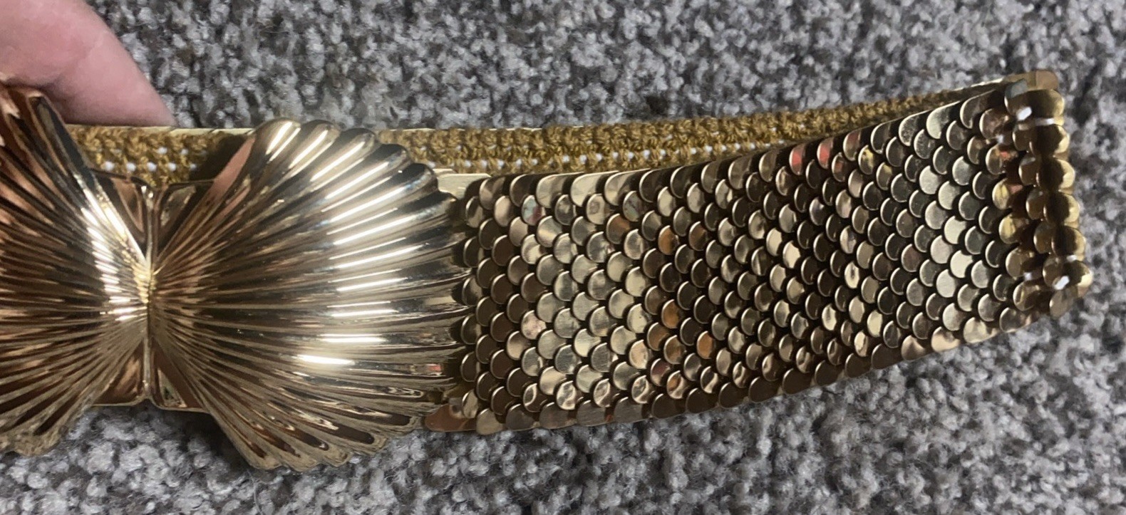Belt 80s Gold Tone Fish Scale Stretch Seashell Buckle 22” W Elastic Tight EUC