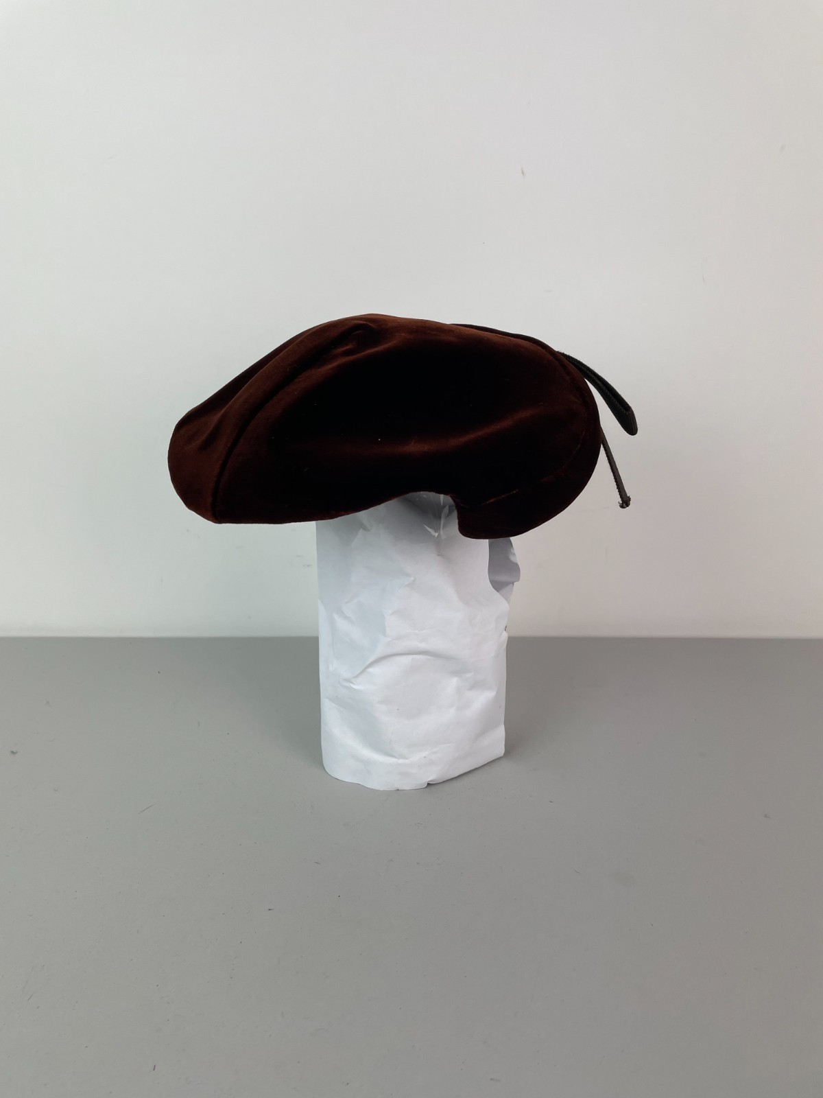 Vintage 40s The Emporium STUDIO OF AMERICA DESIGN velvet brown beret hat 22.5