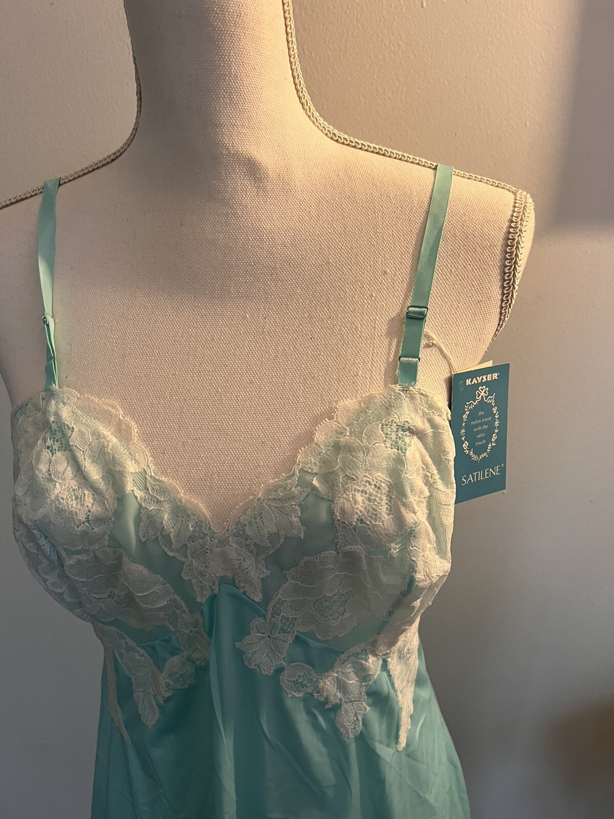 VTG KAYSER Silky & Smooth NYLON Baby Bleu FLORAL LACE Size 36 . New With Tags