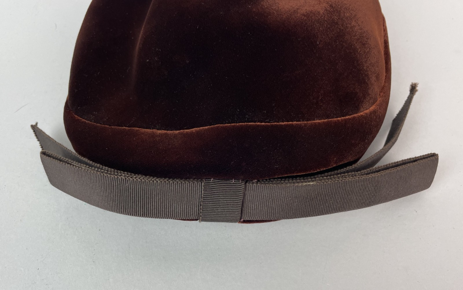 Vintage 40s The Emporium STUDIO OF AMERICA DESIGN velvet brown beret hat 22.5