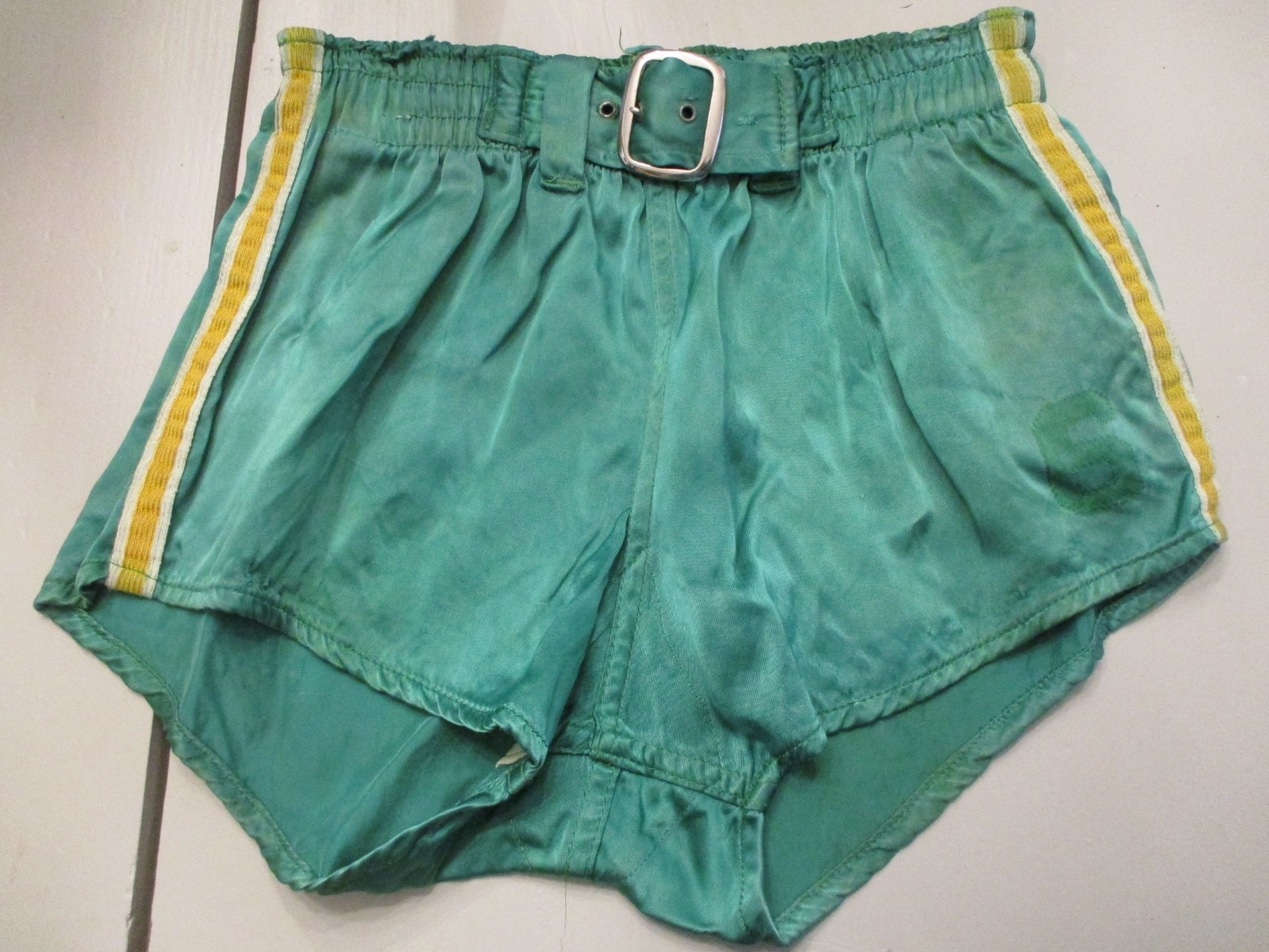 VINTAGE 1940s PADDED BASKETBALL GYM SHORTS SATIN -BUILT IN BELT-GREEN/GOLD/WHITE