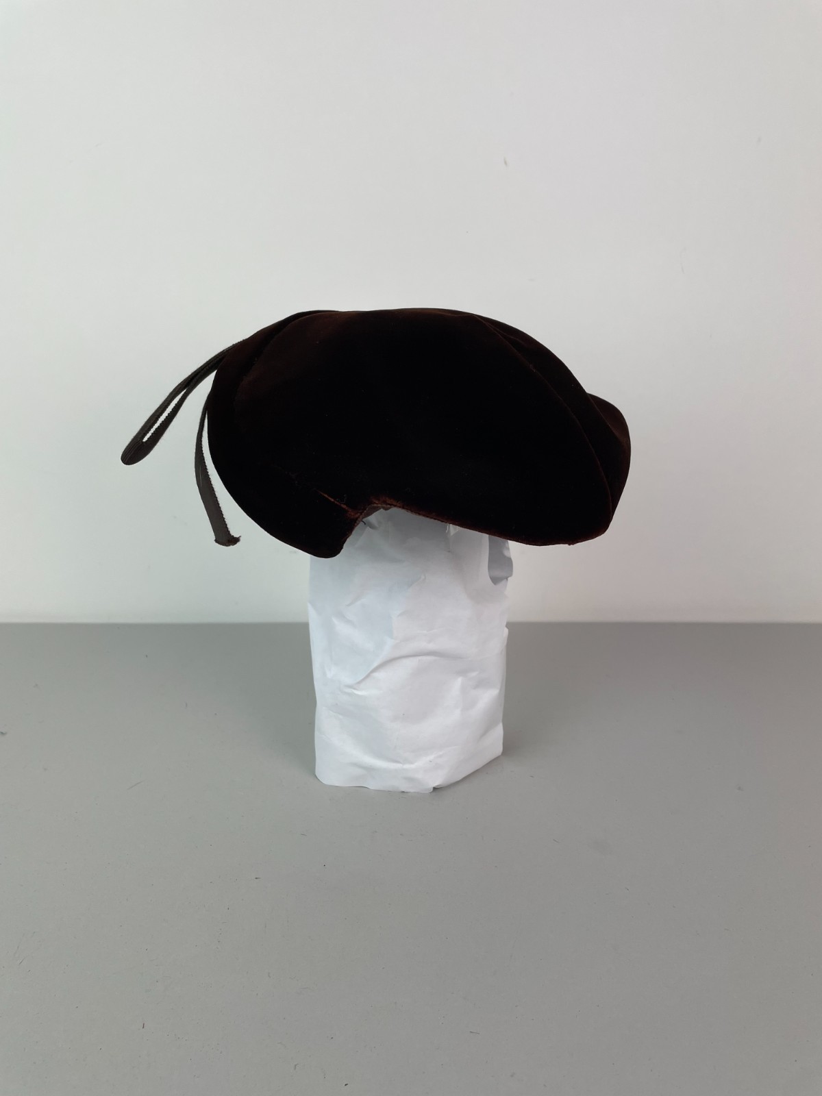 Vintage 40s The Emporium STUDIO OF AMERICA DESIGN velvet brown beret hat 22.5