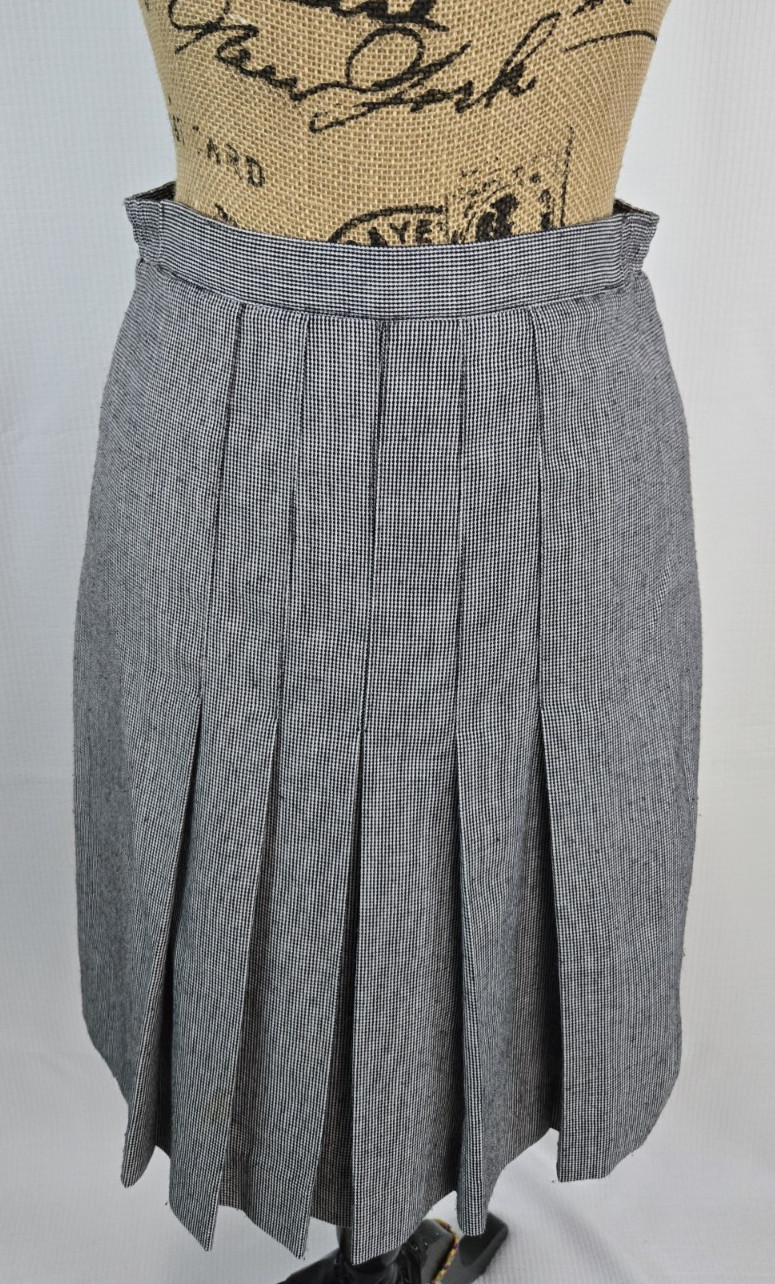 Raoul women’s made in Romania pin stripe 2 piece pleated skirt suit size 10