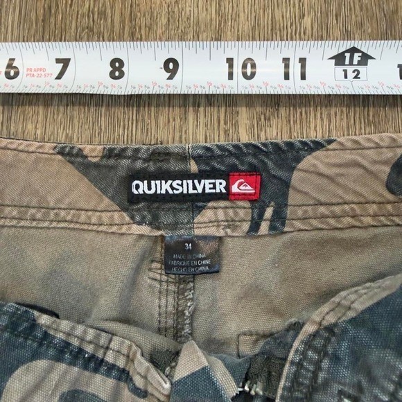 Vintage Y2K Quiksilver camo cargo shorts