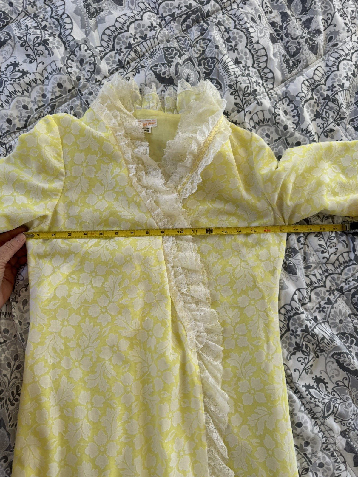 Vintage Saks Fifth Avenue Floral Lace Dressing Gown Robe France XS Yellow Long