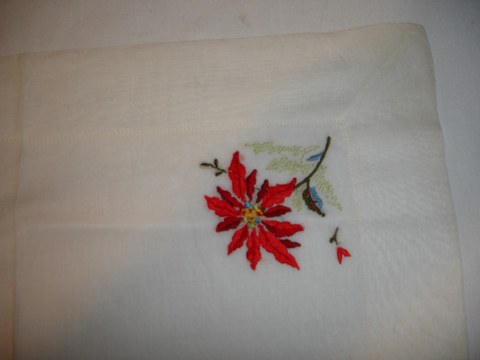 VTG.13 IN.WHITE SEMI SHEER CHRISTMAS HANKIE.POINSETTIAS,NO DAMAGE