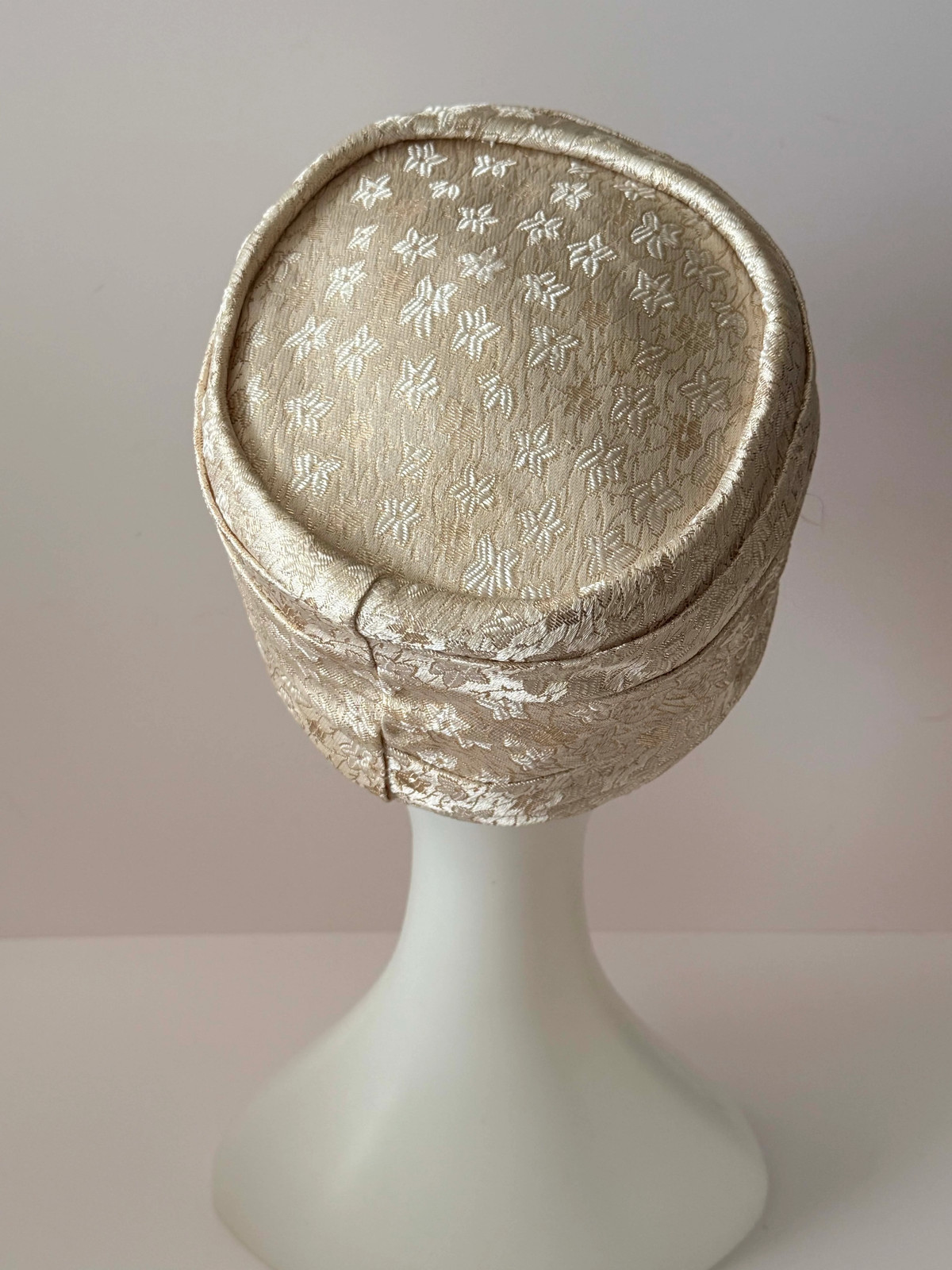 1960s Vintage Ivory Brocade Pillbox Hat – Textured Floral Jacquard – Mid