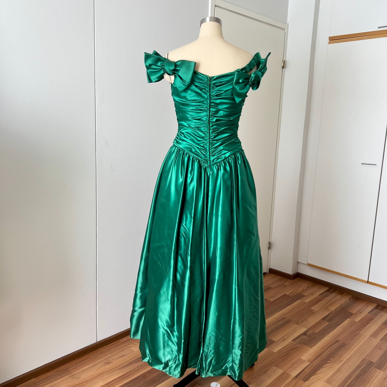 1980s JOHN CHARLES Green Off Shoulder Prom Gown Romantic Party Evening Dress